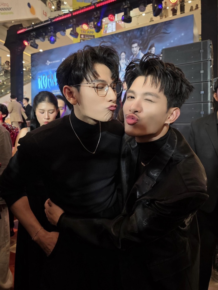 Ca sĩ Isaac tạo dáng "xì-tin" bên ca sĩ Anh Tú Atus. 