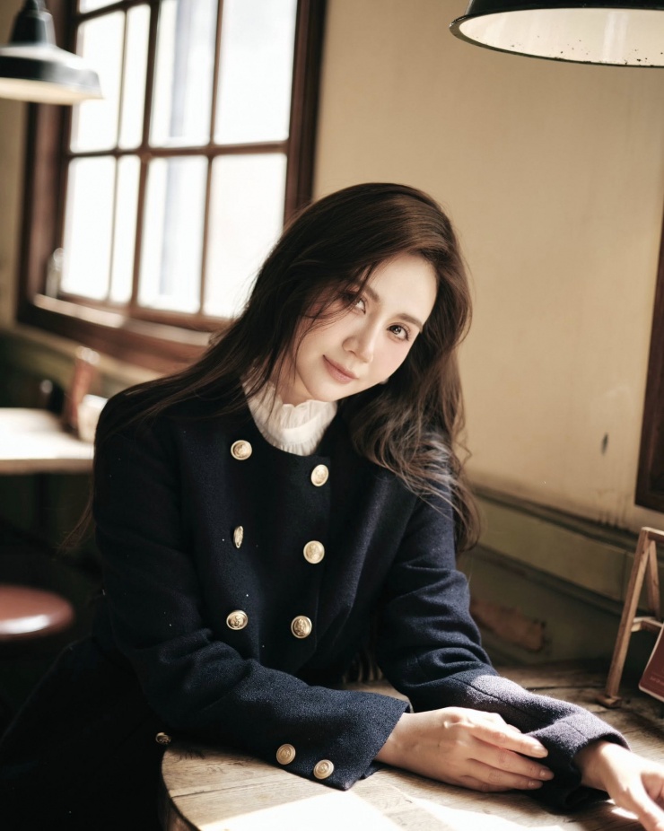  Diễn viên Huyền Lizzie dát hàng hiệu đi cà phê.