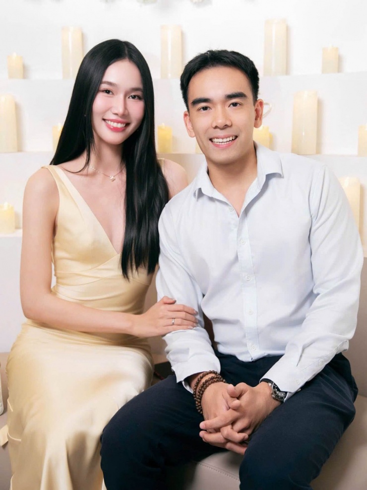 Á hậu Phương Anh chọn váy lụa màu pastel xẻ cổ sâu và khoe lưng trần, tôn nét quyến rũ bên ông xã doanh nhân.