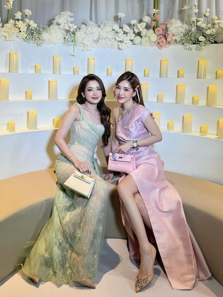 Chi Pu (trái) mặc thiết kế cúp ngực phom corset phối túi Hermes Kelly nửa tỷ đồng.