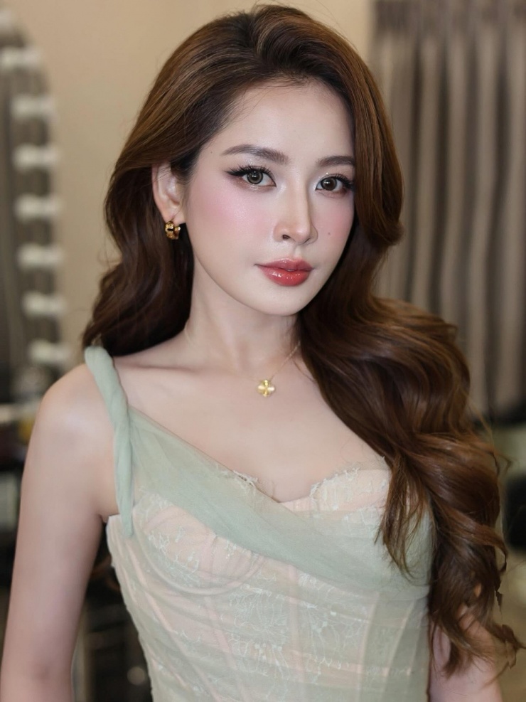 Nhan sắc rực rỡ của người đẹp 32 tuổi nhận được nhiều lời khen từ công chúng.