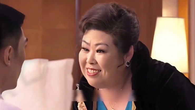 Đổng Lập Phạm với tạo hình phú bà trong Đợi em yêu anh.