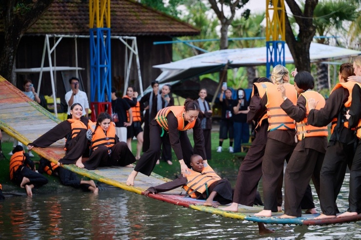 Những trò chơi tập thể gắn kết các thí sinh.