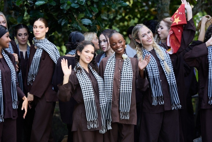 Dàn người đẹp đến từ nhiều quốc gia diện trang phục bà ba, đeo khăn rằn.