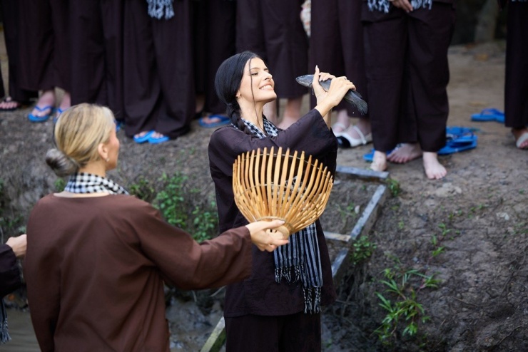 Hàng chục hoa hậu, người đẹp quốc tế liên tục chia sẻ hình ảnh thưởng thức nhiều món đặc sản miền Tây và thực hành những câu tiếng Việt vừa học. Nhiều thí sinh còn chủ động lựa chọn nhạc Việt để đăng tải trên các nền tảng mạng xã hội.