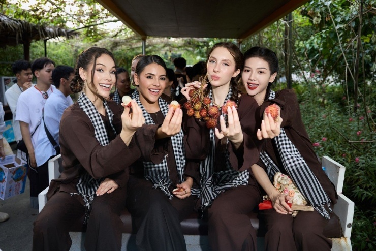 Sau loạt hoạt động khởi tranh tại TPHCM, 36 thí sinh Miss Charm 2025 về TP Cần Thơ, tham gia các hoạt động khám phá văn hóa đậm chất miền Tây như trải nghiệm ẩm thực, lội mương bắt cá, đổ bánh xèo, đạp xe, đi cầu khỉ.