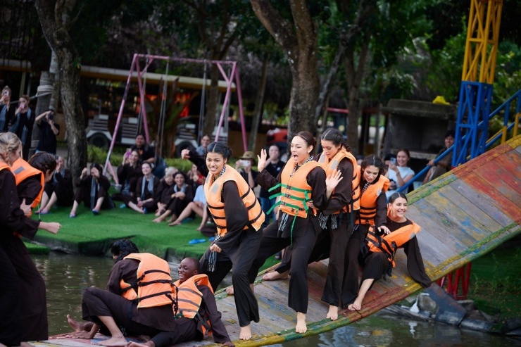 Sau chuỗi hoạt động tại Cần Thơ, những người đẹp tranh tài tại Miss Charm 2025 gặp gỡ, giao lưu với sinh viên tại Đại học Nam Cần Thơ.