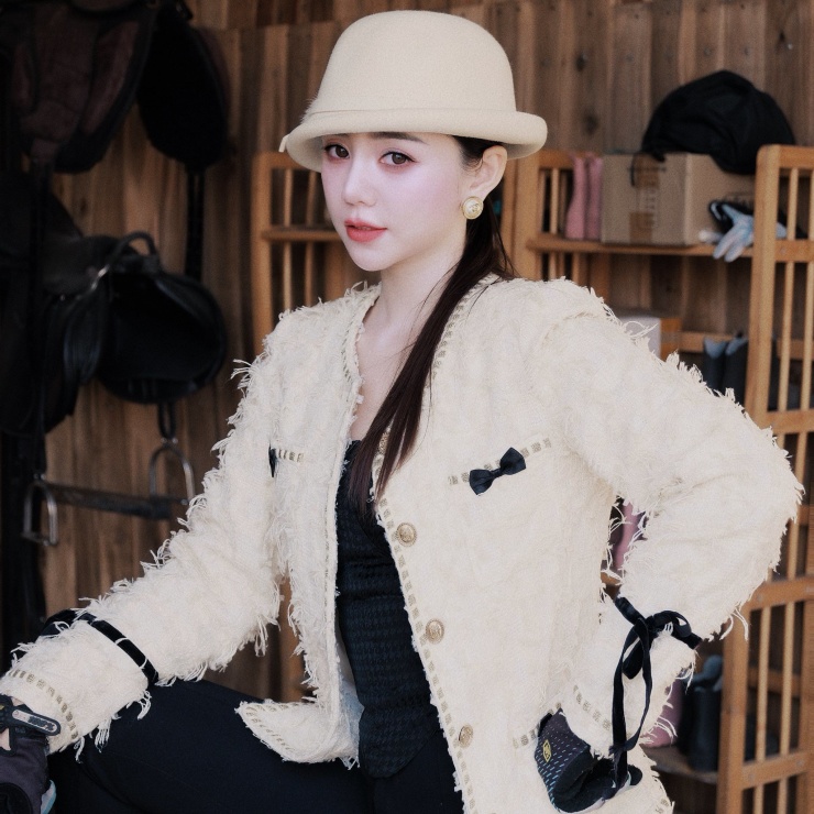 Để phối đồ áo lông mùa đông cho nữ, bạn có thể kết hợp với quần ống rộng, quần jeans skinny, quần legging, hoặc chân váy các loại như chân váy chữ A, chân váy dài xẻ tà, chân váy midi.