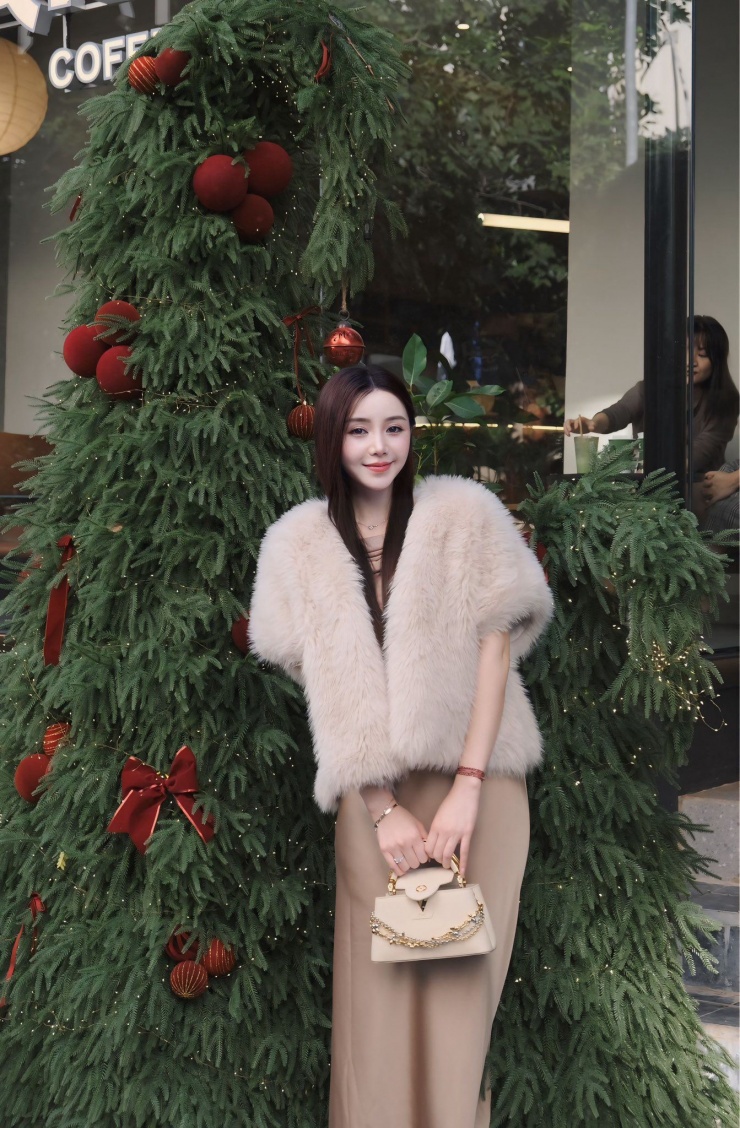 Áo khoác lông màu be, trắng kết hợp cùng váy lụa vừa cá tính vừa tiểu thư đài các.