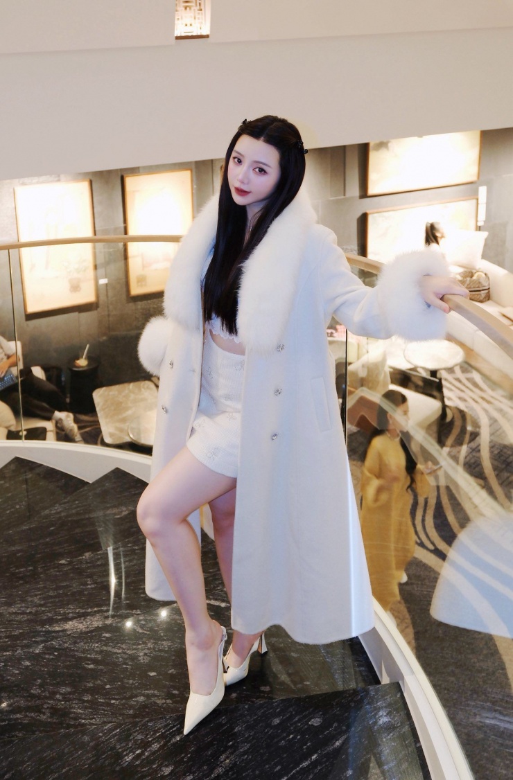 Hoàn thiện set đồ với boots cao cổ, giày cao gót sẽ giúp bạn thêm phần nổi bật và phong cách. Hoặc nếu bạn là người yêu thích những bộ phim Hàn lãng mạn, thì một chiếc áo lông phong cách Hàn Quốc kết hợp cùng găng tay giữ nhiệt hoặc mũ len cũng là một sự lựa chọn không tồi.