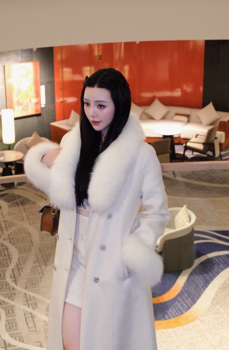 Áo khoác dạ dáng dài đính lông mang lại vẻ ngoài đẳng cấp và thời thượng. Lấy cảm hứng từ hình ảnh đầy cuốn hút của Lisa trong những outfit đầy quyến rũ cho mùa Đông, bạn có thể phối áo khoác dáng dài với váy ngắn hoặc quần skinny để tạo nên tổng thể hài hòa, vừa thanh thoát vừa gọn gàng.