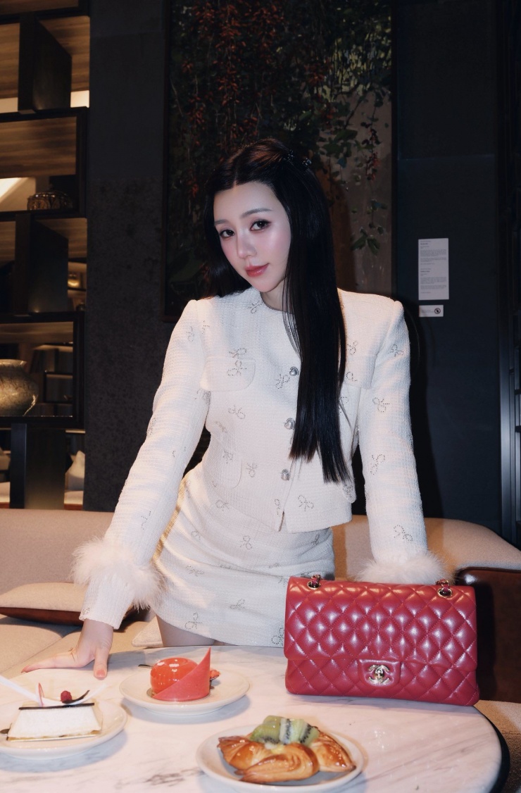 Quỳnh Kool chọn set dạ tweed màu kem phom ngắn tạo nên một tổng thể nhẹ nhàng. Điểm nhấn tinh tế của set đồ là chi tiết đính đá và phần lông đính ở tay khiến người mặc thêm phần lãng mạn.