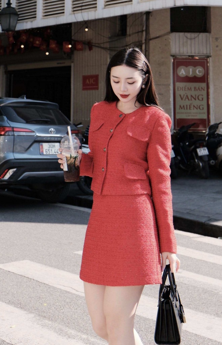 Vẫn là set dạ tweed nhưng với màu đỏ nổi bật, Quỳnh Kool rạng rỡ khi xuống phố.