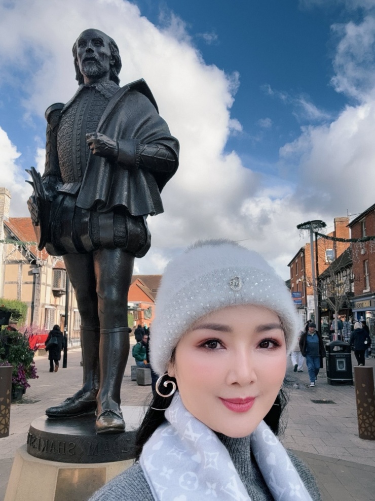 Giáng My dạo chơi làng cổ đẹp nhất nước Anh - 7