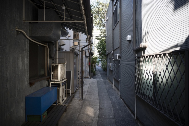 Mua nhà 5 tỷ, vợ chồng trẻ "nổi da gà" với hành động mỗi sáng của hàng xóm. Ảnh minh họa: Freepik