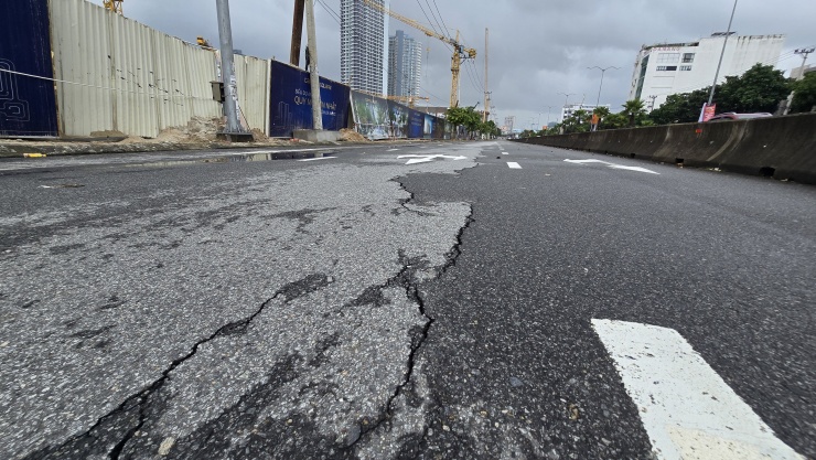 Mặt đường Ngô Quyền chi chít vết nứt, người dân lo sợ sẽ tiếp tục sụt lún, tạo nên "hố tử thần"