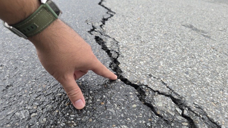 Theo ghi nhận, các vết nứt xuất hiện dày đặc tại khu vực gần giao lộ Ngô Quyền - Nguyễn Công Trứ