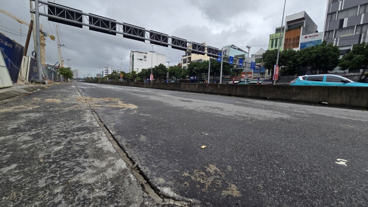 Nhiều vết nứt ăn sâu ra đến quá nửa làn đường