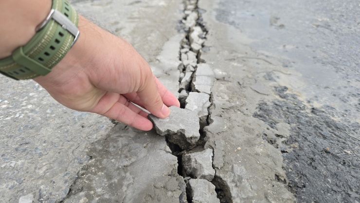 Bê tông, nhựa đường trên mặt đường Ngô Quyền có thể dễ dàng bóc được bằng tay