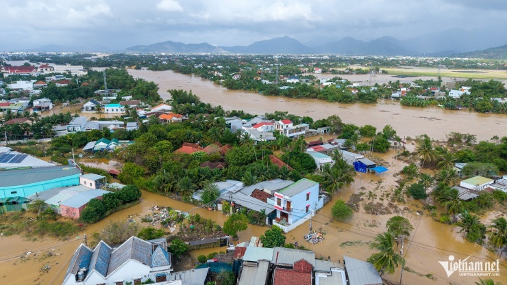 Nhiều khu vực ở Tây Nha Trang tái ngập, người dân hoảng loạn chạy lũ - 1