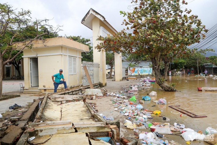 Nhiều khu vực ở Tây Nha Trang tái ngập, người dân hoảng loạn chạy lũ - 12