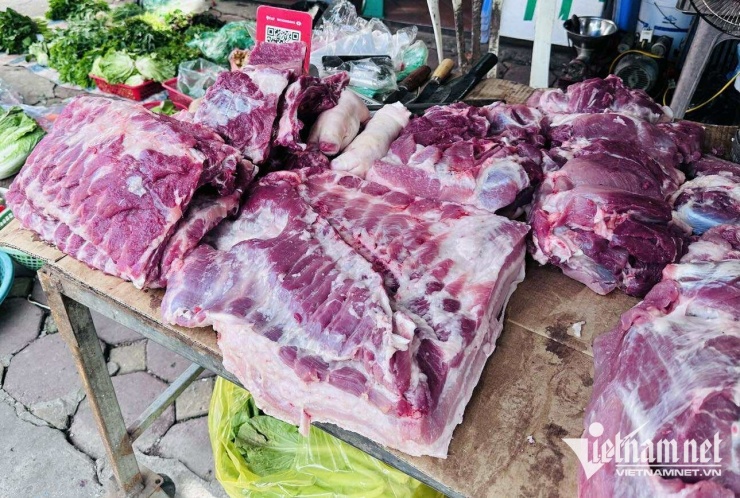 Thị trường thừa cung trong bối cảnh sức mua yếu khiến giá lợn hơi lao dốc. Ảnh: TA