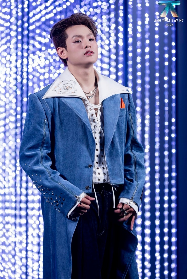 Thí sinh hát Đường chân trời tại chung kết một.