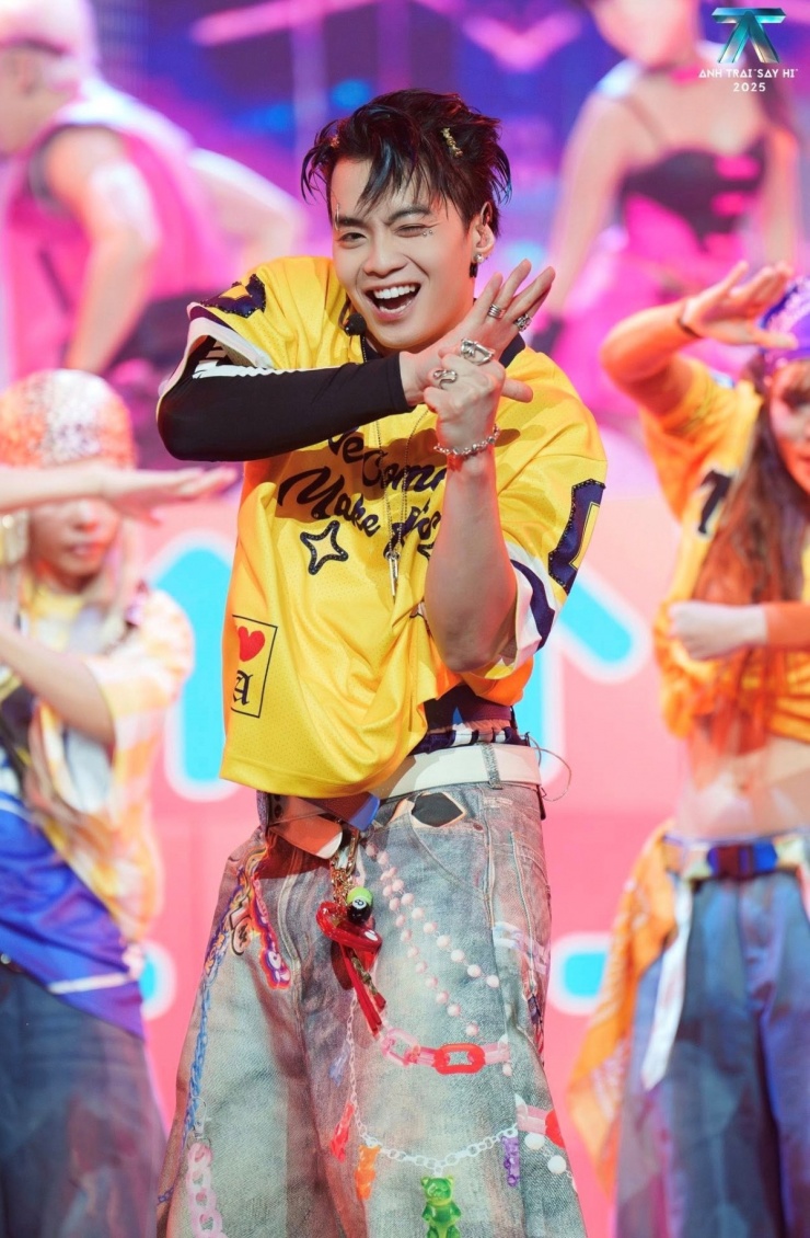 Rapper trình diễn solo It's Gon' Be Alright cùng khách mời Văn Mai Hương tại chung kết, lên sóng hôm 29/11.