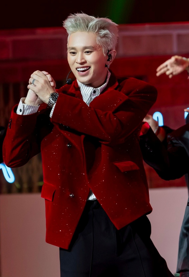 B Ray trong tiết mục Đoạn kịch câm ở Live Stage 3 cùng khách mời Mỹ Mỹ.