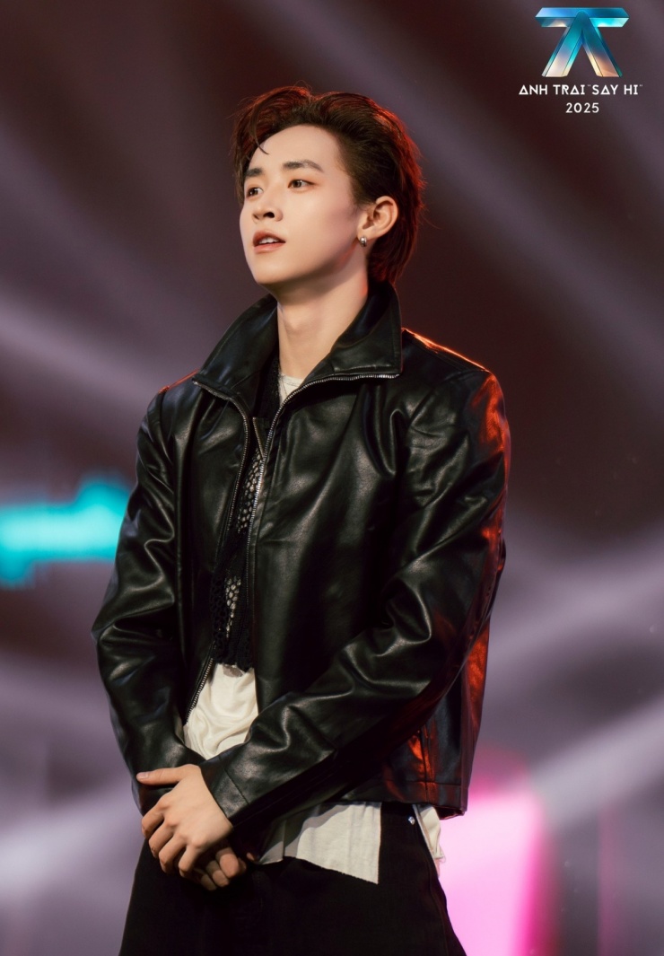 CongB trong tiết mục Hermosa ở chặng đầu.