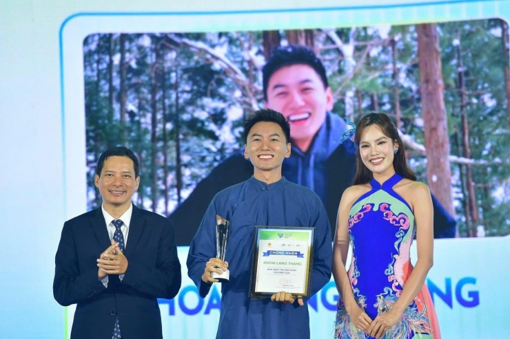 Khoai Lang Thang nhận giải Nhà sáng tạo nội dung của năm vào cuối tháng 11. Ảnh: FBNV.