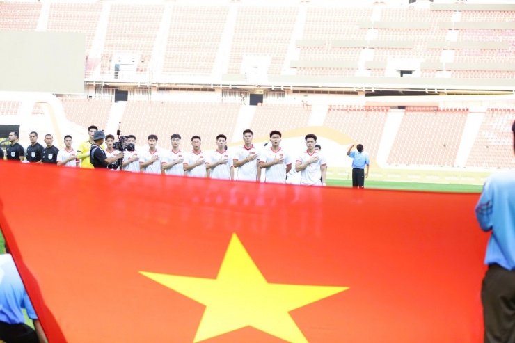 Các cầu thủ U22 Việt Nam hát Quốc ca không nhạc trong trận ra quân.