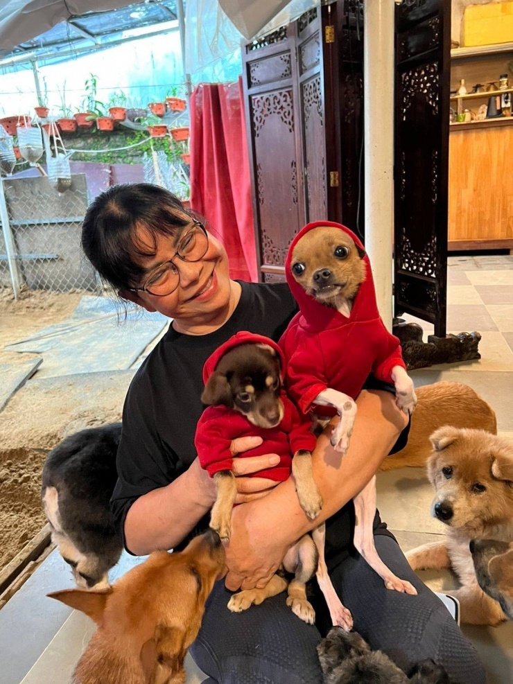 Ca sĩ nói chị tìm thấy niềm vui ở việc chăm sóc vật nuôi, đặc biệt là thay đổi trang phục cho chúng theo mùa, dịp lễ, Tết...