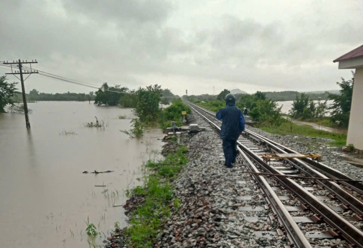 Công tác ứng phó và bảo đảm an toàn chạy tàu được cán bộ ngành đường sắt trực chốt 24/24 giờ tại các điểm xung yếu. Ảnh: VNR.