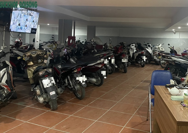 Tầng hầm của 1 tòa chung cư mini trên phố Trần Thái Tông, nơi đang cấm xe điện.