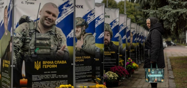 Chân dung những người lính Ukraine tử trận được xếp dọc lối vào tòa thị chính Hoshcha. Ảnh: Reuters