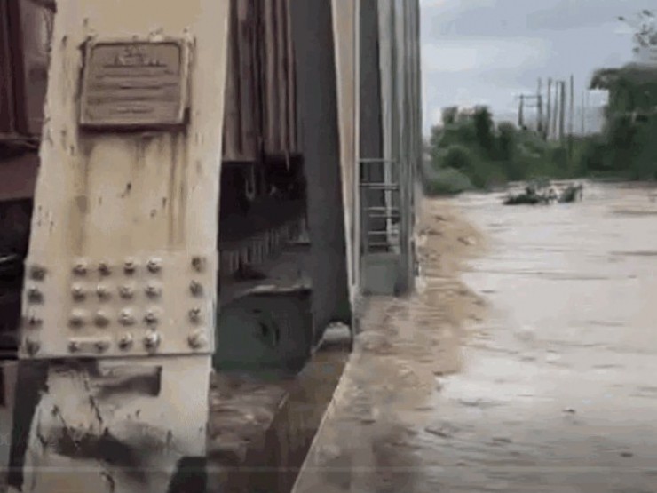 CLIP: Lũ dâng cao, ngành đường sắt điều tàu hàng 200 tấn giữ cầu ở Lâm Đồng