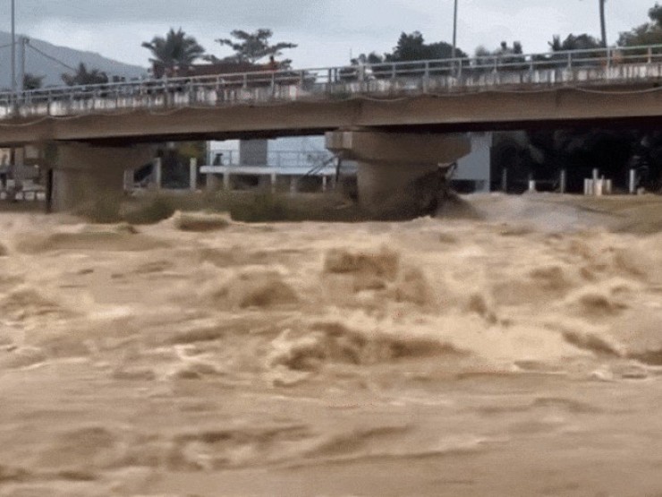 Khánh Hòa, Lâm Đồng ngập sâu, quốc lộ 1 bị lũ chia cắt