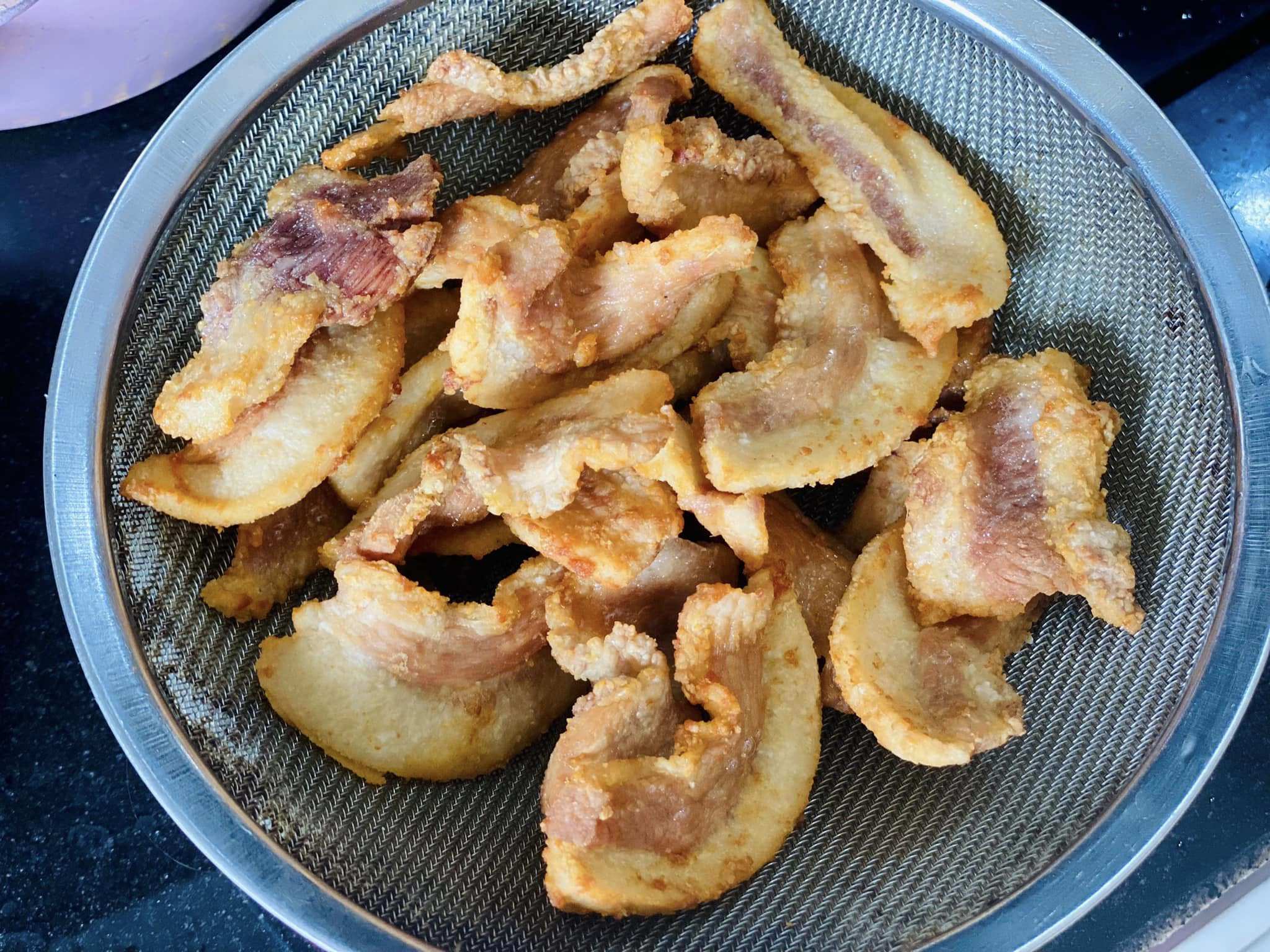 Khi tóp mỡ vàng giòn thì vớt ra, để ráo mỡ.