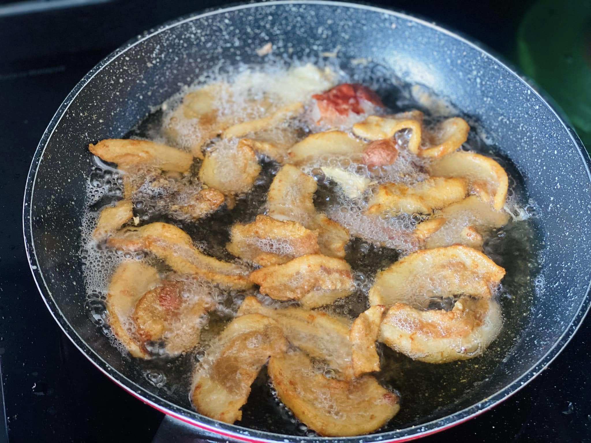 Trước khi ăn sẽ chiên lại tóp mỡ lần 2 khoảng 5 phút với tỏi, hành khô đập dập giúp tóp mỡ giòn lâu và thơm hơn.