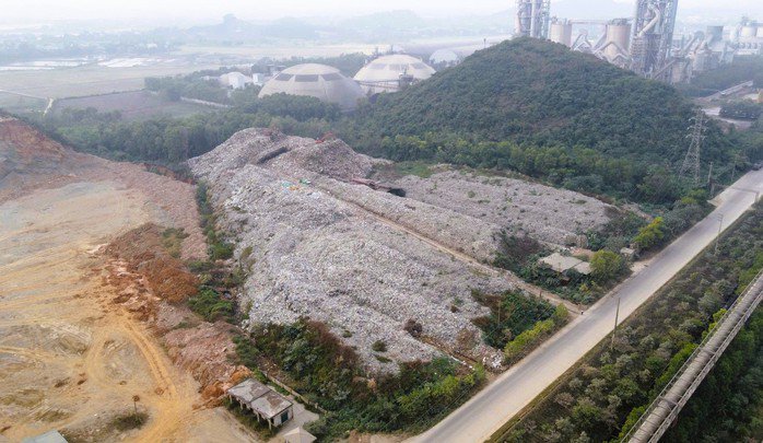 Núi rác khổng lồ quả tải suốt nhiều năm ngay cạnh nhà máy xử lý rác được xây dựng hơn 20 năm ở phường Bỉm Sơn, tỉnh Thanh Hóa