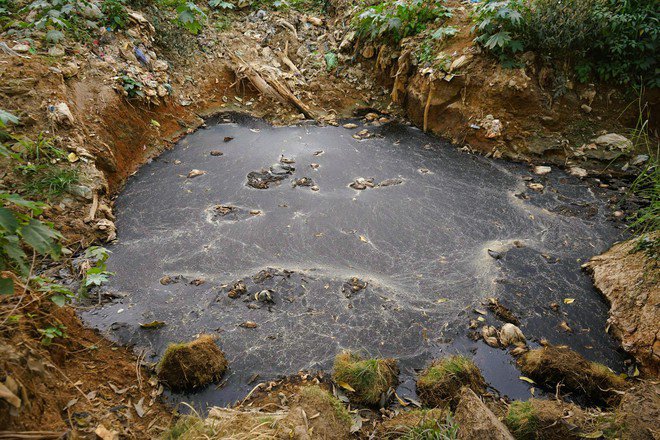 Núi rác khổng lồ gây ô nhiễm bên nhà máy xử lý rác xây 20 năm chưa xong - 3