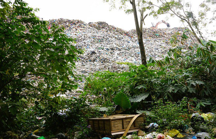 Rác chất cao như núi ở bãi rác Núi Voi, phường Bỉm Sơn