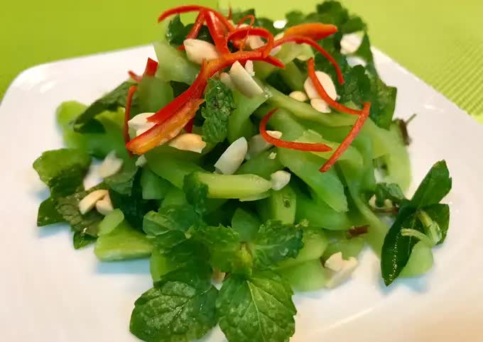 Với vị ngọt thanh mát đặc trưng, lặc lè sau khi luộc chín sẽ là nguyên liệu hoàn hảo để chế biến thành những món nộm tươi ngon. Bạn có thể thỏa sức sáng tạo với món nộm lặc lè: kết hợp với các loại rau thơm, gia vị chua cay để có một món chay thanh đạm, hoặc nâng tầm món ăn bằng cách thêm thịt bò, tôm, mực để tạo nên hương vị đậm đà hơn.