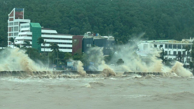 Miền Trung cục bộ có nơi mưa rất to, sóng biển cao đến 3m - 1