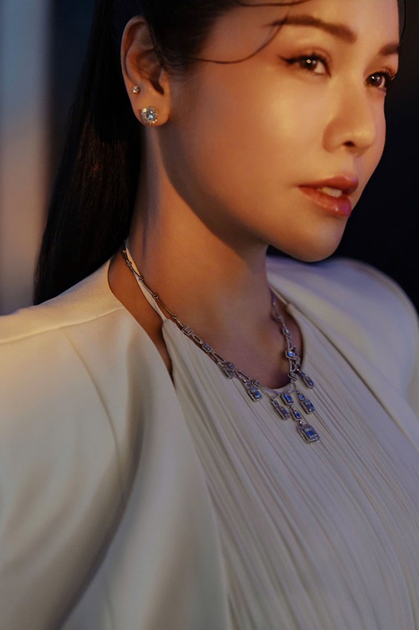 Nhờ được học thanh nhạc bài bản nên Nhật Kim Anh bước lên sân khấu ca nhạc, phát hành album “Lâu đài cát” và tham gia nhiều phim như “Long thành cầm giả ca”, “Gieo gió”, “39 độ yêu”, “Cạm bẫy – hơi thở của quỷ”, “Tiếng sét trong mưa”.