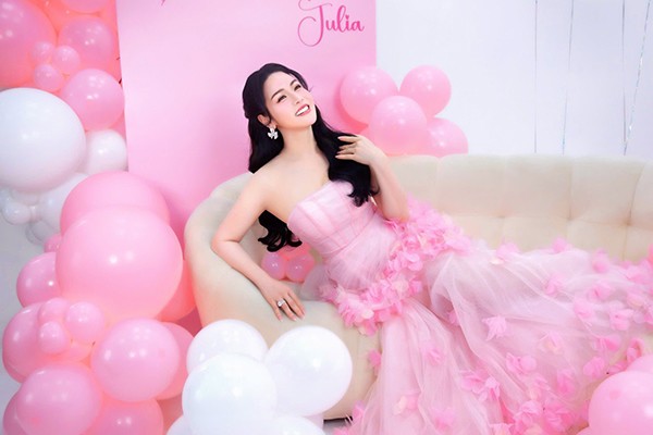 Bên cạnh nghệ thuật, Nhật Kim Anh còn điều hành hoạt động kinh doanh, sở hữu căn biệt thự rộng tại TPHCM, được xem là một trong những nghệ sĩ có đời sống kinh tế ổn định. Sau khi sinh con gái thứ hai hồi đầu năm 2025, cô chọn sống chậm lại, dành nhiều thời gian chăm sóc con, tập luyện sức khỏe, chỉ xuất hiện ở một số sự kiện và dự án phù hợp.