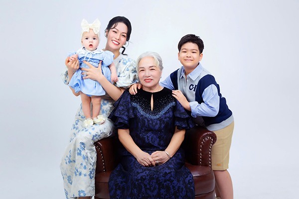 Hiện tại, ở tuổi 40, Nhật Kim Anh sống bình yên bên gia đình cùng mẹ và các con.