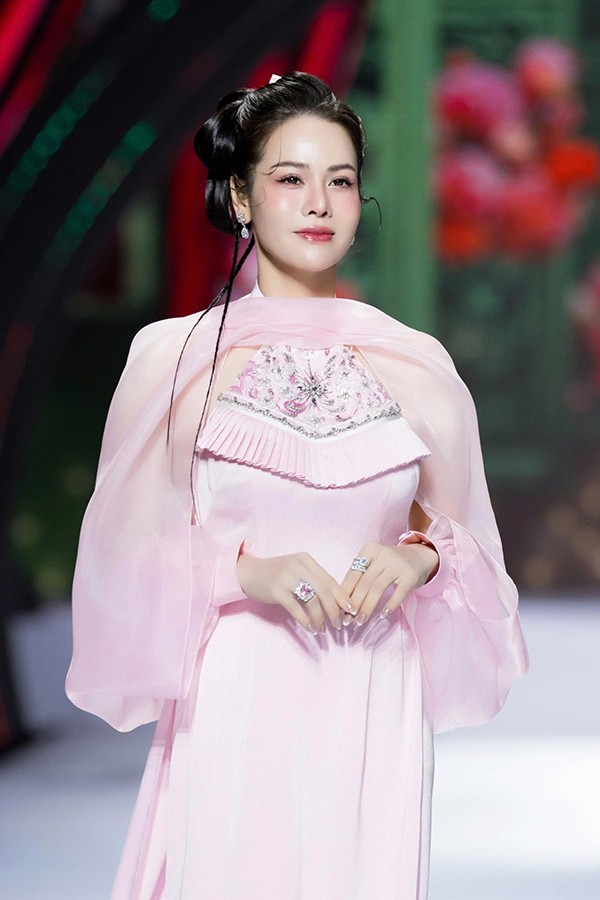 Hồi đầu năm 2025, Nhật Kim Anh bất ngờ chia sẻ thông tin sinh con. Công chúa nhỏ của Nhật Kim Anh chào đời bằng phương pháp sinh mổ. Đến nay Nhật Kim Anh vẫn giấu kín danh tính cha của bé, chỉ tiết lộ cô mang thai lần hai bằng phương pháp IVF, ở Thái Lan.