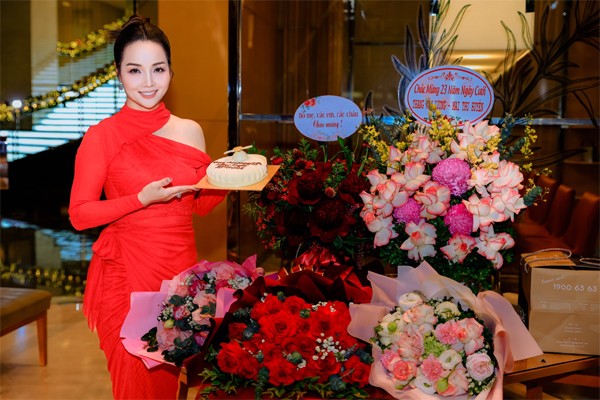 Mai Thu Huyền tổ chức lễ kỷ niệm 23 năm ngày cưới.